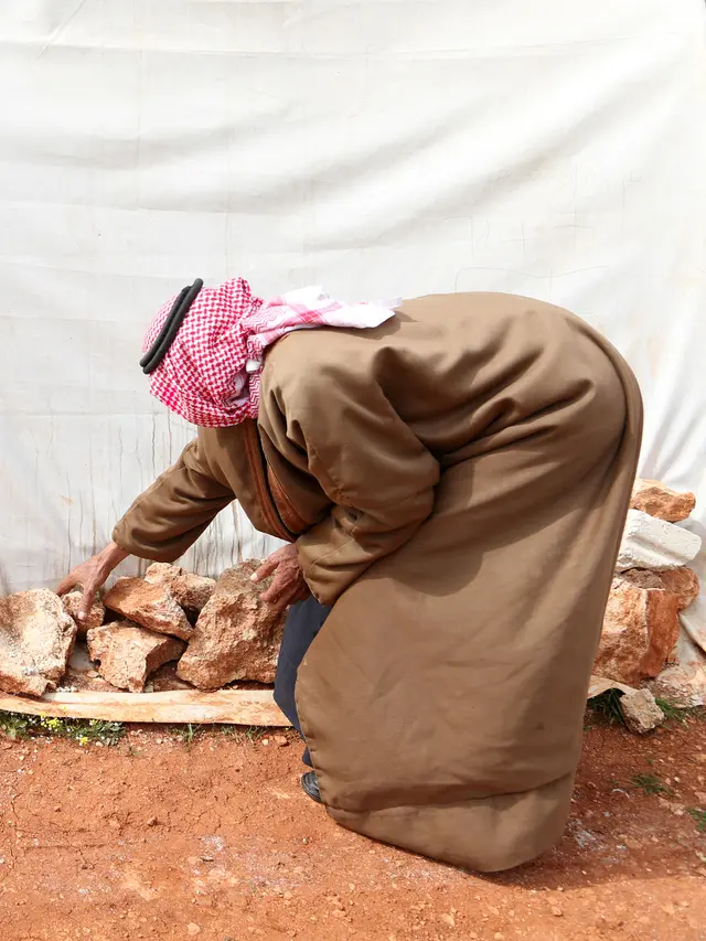 Potret haru Kakek 83 tahun bernama Abderrazaq Khatoun rawat 11 cucunya yang yatim piatu (foto: Ahmad al-ATRASH/AFP)