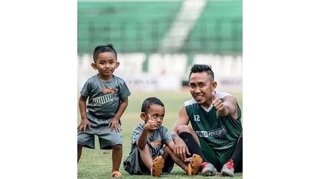 5 Momen Gelandang Persebaya Rendi Irwan Urus Anak, Ayah Idaman