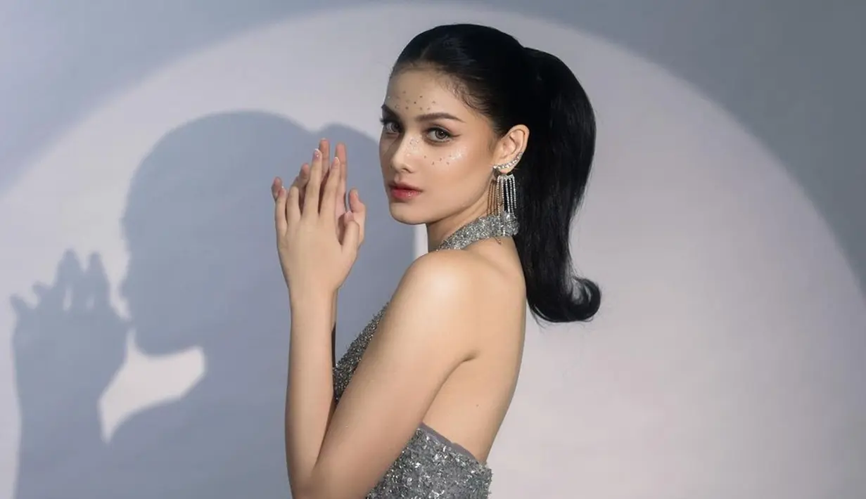 Ditata oleh hair stylist Lifita Huang, rambut kuncir kuda dengan gelombang di bawahnya sangat selaras dengan busananya. Perhiasan warna silver yang dikenakannya mendukung penampilan artis kelahiran 2 April 2004 ini makin menarik. Pemotretan Callista Arum ini dipuji oleh Cinta Brian yang merupakan kekasihnya dan sederet rekan selebriti, Aisyah Aqilah salah satunya. (Liputan6/com/IG/@callistarum)