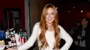 Lindsay Lohan sepertinya memang sungguh-sungguh mempelajari ajaran agama Islam. Pernah terlihat menggunakan hijab, Lindsay yang aktif dalam kegiatan sosial ini tak jarang membuat tulisan yang berkaitan dengan agama Islam. (AFP/Bintang.com)