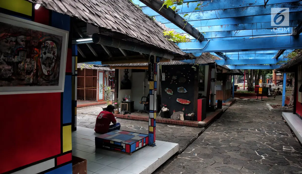 Suasana Pasar Seni Ancol yang terlihat sepi, Jakarta, Selasa (17/10). Menurut salah satu seniman disana tidak ada nya acara rutin maupun perhatian dari berbagai kalangan membuat nasib mereka kian sulit. (Liputan6.com/Faizal Fanani)