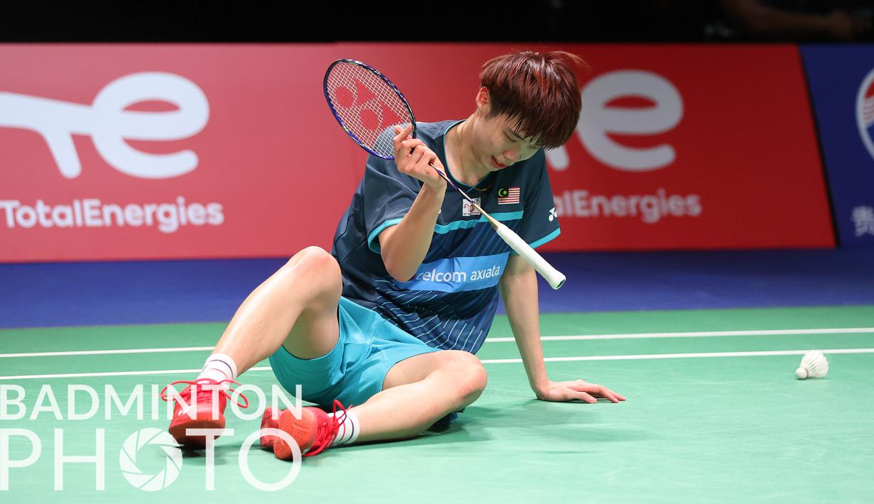 Pada gim ketiga alias penentuan, Jojo berhasil menjaga margin dengan baik. Kejar mengejar poin sempat terjadi, namun Ng Tze Yong harus mengakui keunggulan Jonatan Christie 21-16. (Badminton Photo/Yves Lacroix)