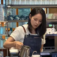 Han Ga In saat mengambil konten sebagai barista. (instagram.com/hangaingagari)