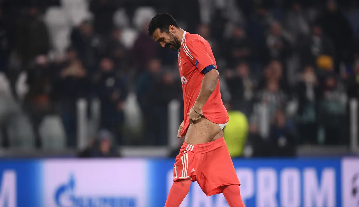 Kiper Juventus, Gianluigi Buffon melepas celananya di akhir laga lanjutan penyisihan Grup D Liga Champions saat menjamu Barcelona di Allianz Stadium, Rabu (22/11). Buffon melakukan aksi nyelenehnya tersebut di tengah lapanga. (Marco BERTORELLO/AFP)