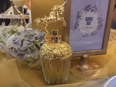 Parfum terbaru dari Anna Sui membangkitkan fantasi dunia magis, Fantasia. Aroma manis dan lembut perpadu sempurna dalam kemasan yang unik. (Liputan6.com/Unoviana Kartika)