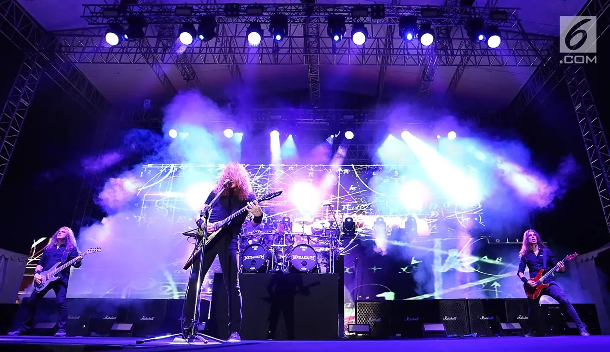 Band rock asal Amerika Serikat Megadeth saat tampil dalam Jogjarockarta 2018 di Stadion Kridosono, Yogyakarta (27/10). Megadeth menggebrak dengan lagu pembuka "Hangar 18". (Fimela.Com/Bambang E.Ros)