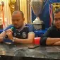 Manajer Arema FC, ALi Rifki bersama Ketua Panpel Abdul Haris memberikan keterangan pasca penetapan tersangka dalam tragedi di Stadion Kanjuruhan Malang (Liputan6.com/Zainul Arifin)