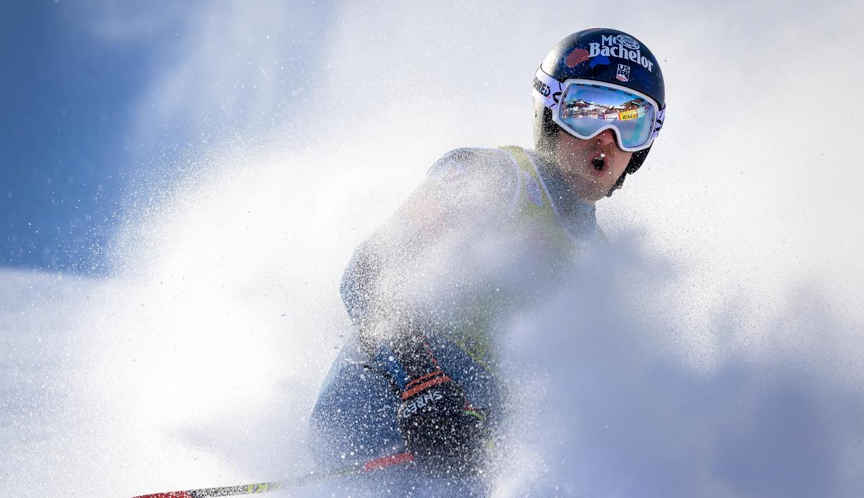 Tommy Ford berhasil melewati garis finis di babak 2 balapan Giant Slalom Putra dalam FIS Alpine ski World Cup. (Foto:AFP/Fabrice Coffrini)