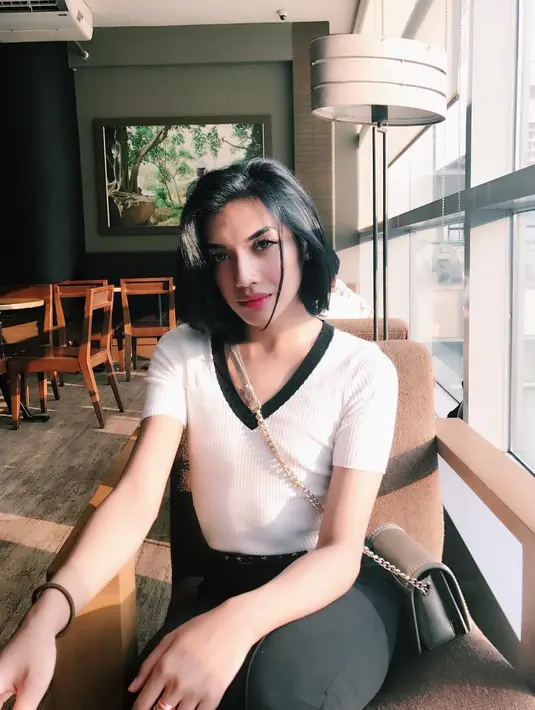 Dilengkapi perawatan alis dan bulu mata yang kian cetar, kini penampilan Millen pun bikin para cewek sering banget minder. (instagram/millencyrus)