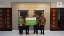 Presiden Direktur PT Nestlé Indonesia, Ganesan Ampalavanar (kedua kanan) menyerahkan mock-up kepada Kepala Staf Kepresidenan, Moeldoko (kedua kiri) yang didampingi Business Executive Officer Beverages Business Unit Mirna Tri Handayani dan Deputi II Kantor Staf Presiden, Abetnego Tarigan di Jakarta.