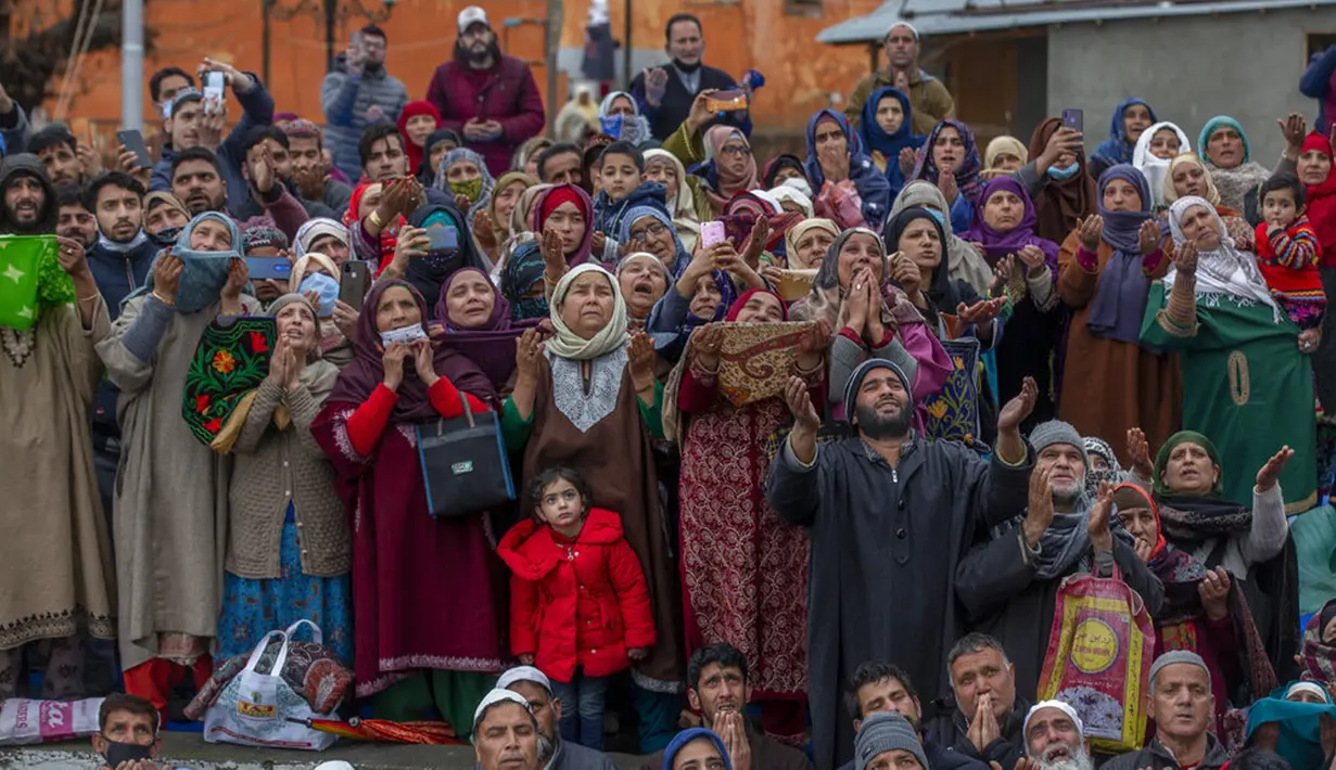 Umat muslim memanjatkan doa saat imam memamerkan peninggalan Nabi Muhammad pada peringatan Isra Miraj di Masjid Hazratbal, Srinagar, Kashmir, India, Jumat (12/3/2021). Ribuan muslim Kashmir berkumpul di Masjid Hazratbal yang menyimpan janggut Nabi Muhammad. (AP Photo/Dar Yasin)