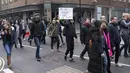 Para demonstran mengikuti aksi protes anti-lockdown di London, Inggris, 28 November 2020. Lebih dari 60 orang ditangkap saat bentrokan antara sejumlah demonstran anti-lockdown dan polisi terjadi di pusat kota London pada Sabtu (28/11). (Xinhua/Ray Tang)