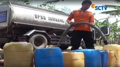 Warga rela berjalan hingga 4 kilometer demi mencapatkan air bersih.