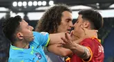 Derby della Capitale (Derby Ibu Kota) antara AS Roma dan Lazio pada laga berturut-turut Liga Italia 2023/2024, Sabtu (07/04/2024) dini hari WIB diwarnai dengan bentrokan antara Paulo Dybala dan Matteo Guendouzi.  (AFP/Alberto Pizzali)