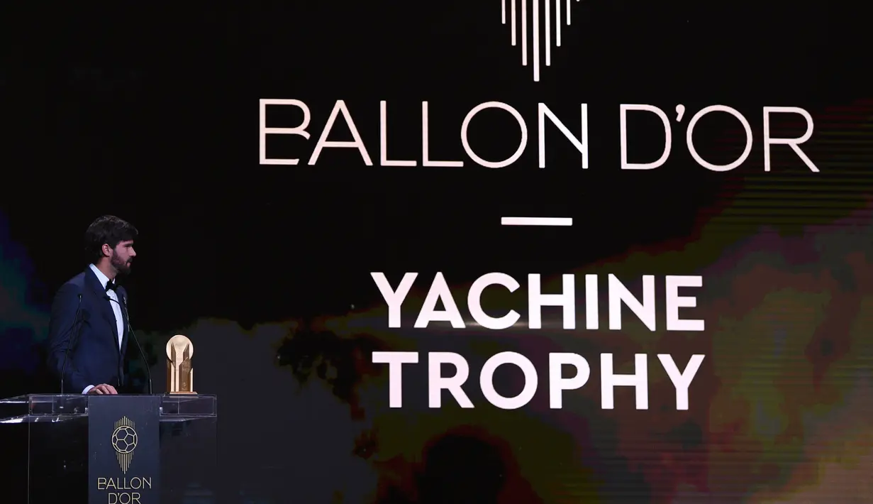 Kiper Liverpool Alisson Becker memberi sambutan saat meraih piala Yachine Trophy dalam malam penghargaan Ballon d'Or 2019 di Chatelet Theatre, Paris, Prancis, Senin (2/12/2019). Alisson diakui sebagai kiper pria terbaik di dunia oleh France Football Magazine. (FRANCK FIFE/AFP)