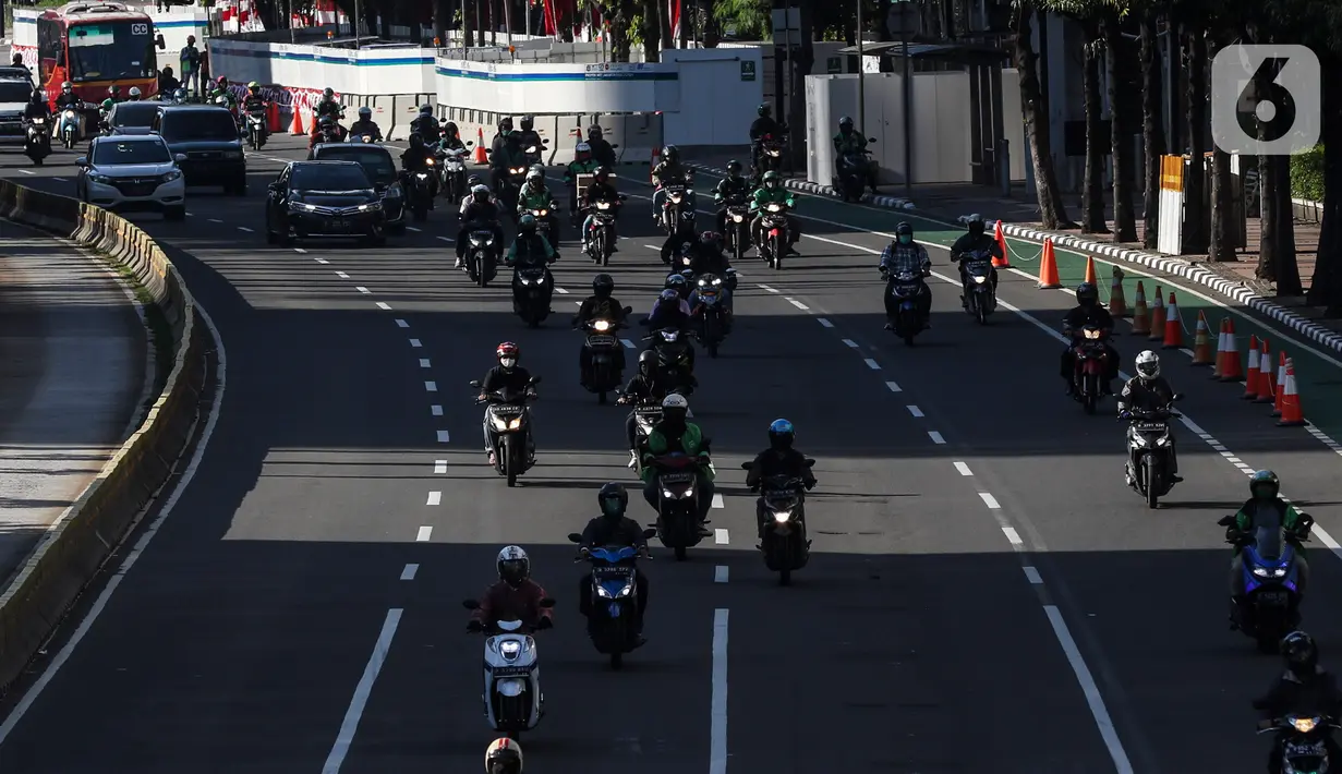 Kendaraan Roda dua melintasi Jalur Khusus Sepeda Motor dijalan Medan Merdeka Barat, Jakarta, Jumat (21/8/2020). Selain kendaraan empat atau mobil, kendaraan roda dua atau motor juga termasuk kendaraan yang harus patuh dengan aturan ganjil genap. (Liputan6.com/Johan Tallo)