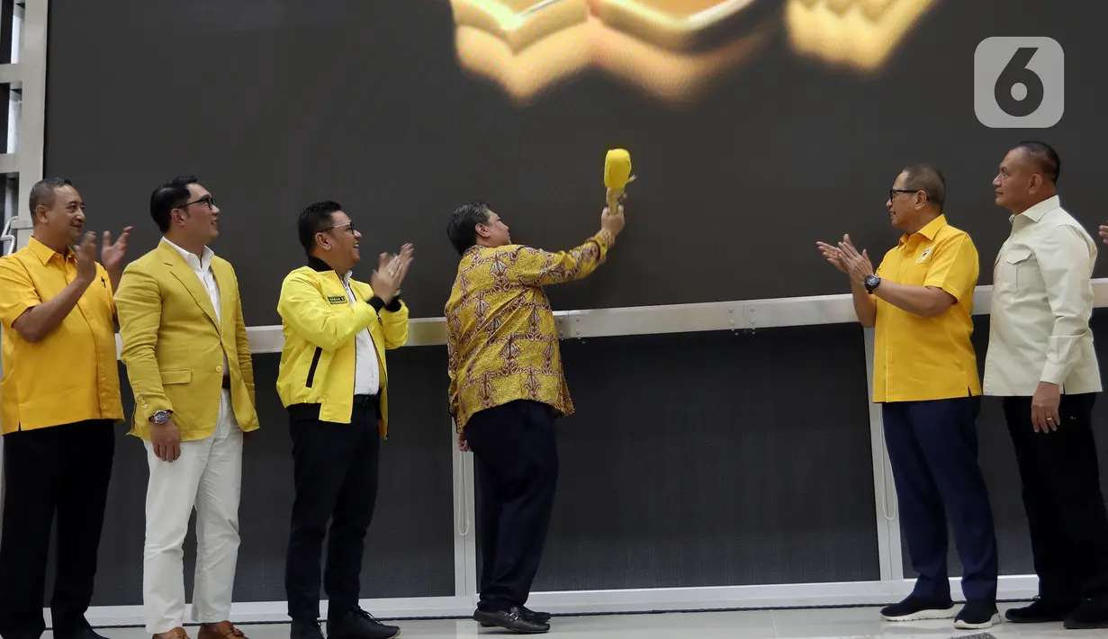 Airlangga Hartarto selaku Ketua Umum Partai Golkar secara simbolis membuka Kuliah Umum Partai Golkar di Golkar Institute, Jakarta, Senin (13/3/2023). Golkar Institute adalah wadah yang disiapkan Partai Golkar untuk menghasilkan pemuda terbaik yang berdaya saing dan berwawasan global. (Liputan6.com/Johan Tallo)