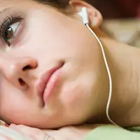 Saat galau, beberapa zodiak ini lebih pilih dengar lagu galau. (Sumber foto: huffingtonpost.com)