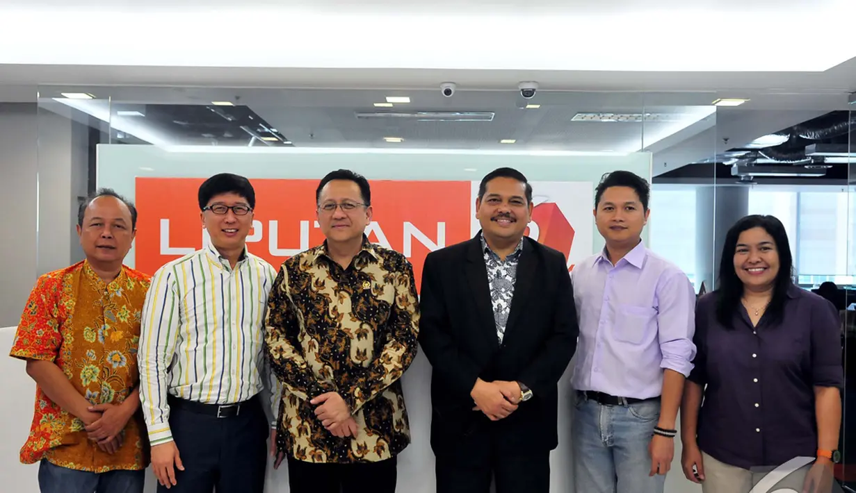 Ketua DPD Republik Indonesia Irman Gusman berfoto bersama redaksi Liputan6.com, Jakarta, Rabu (17/12/2014). (Liputan6.com/Johan Tallo) 