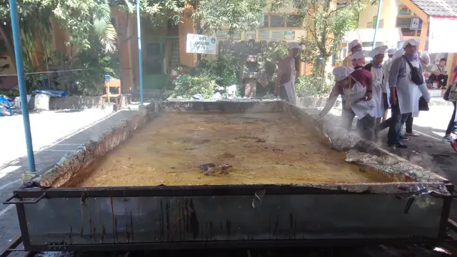 Wow..Pempek Lenggang Jumbo Palembang Raih Rekor Dunia