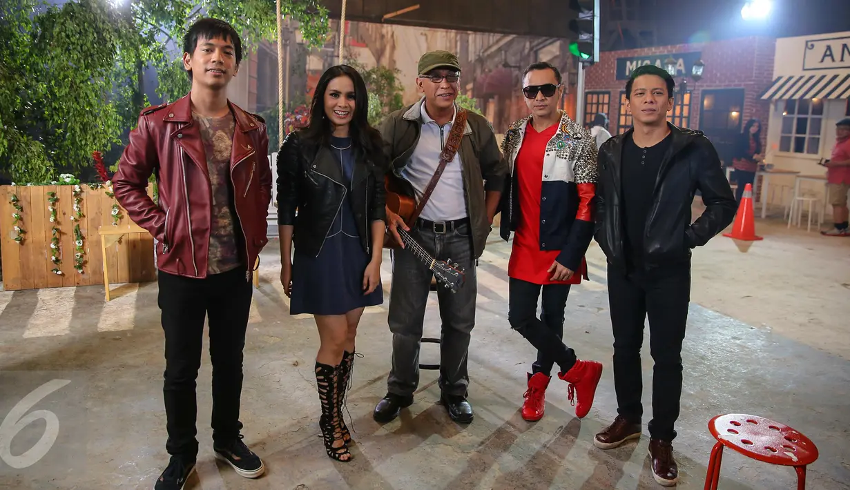(Ki-ka) Ryan D'Masiv, Momo Geisha,  Iwan Fals, Giring Nidji dan  Ariel NOAH berpose usai pembuatan video klip lagu 'Kemesraan' di kawasan Jakarta Timur, Selasa (19/1/2016). (Liputan6.com/Faizal Fanani)