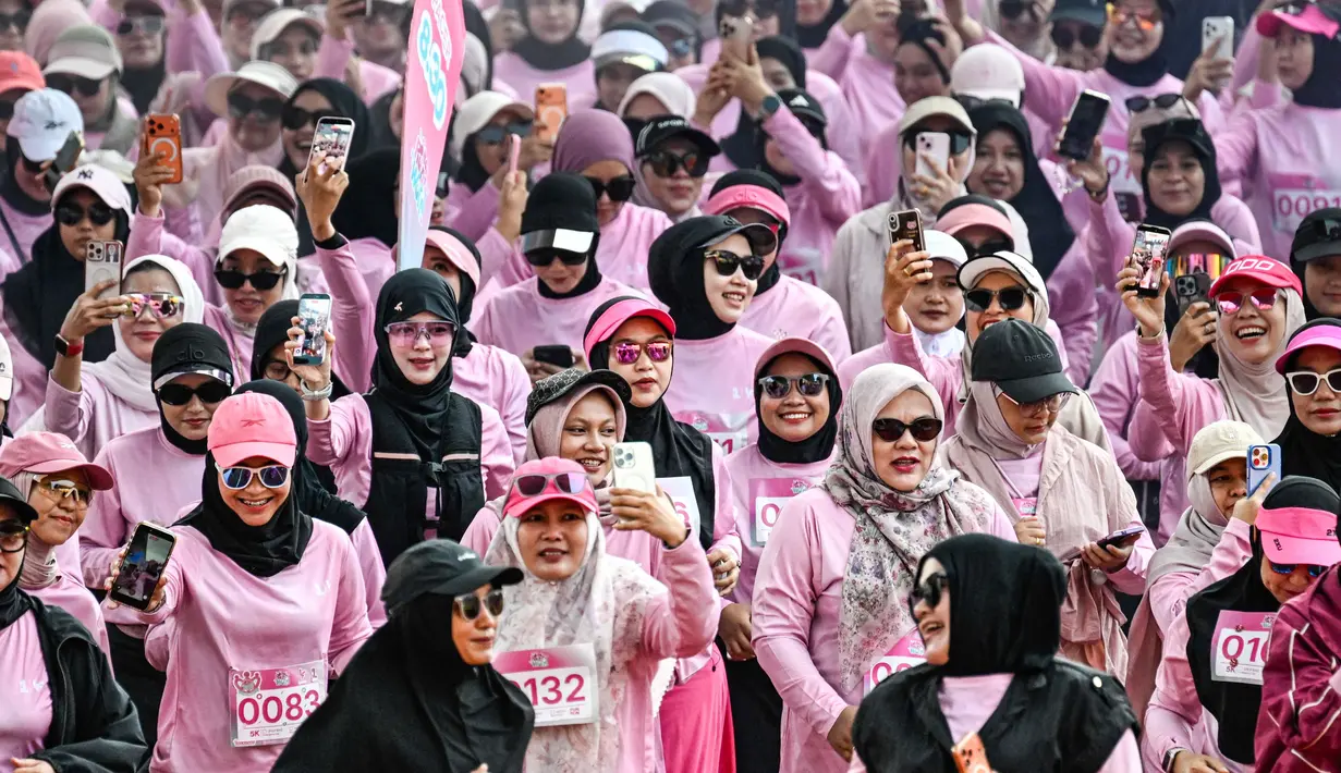 Para pelari wanita mengikuti acara 'She Runes the World' di stadion Harapan Bangsa, Banda Aceh, Aceh, pada Minggu 3 Mei 2026. Ribuan perempuan mengikuti kegiatan lari santai yang digelar di Stadion Harapan Bangsa. (CHAIDEER MAHYUDDIN/AFP)