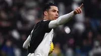 Striker Juventus, Cristiano Ronaldo, merayakan gol yang dicetaknya ke gawang Sassuolo pada laga Serie A Italia di Stadion Allianz, Turin, Minggu (1/12). Kedua klub bermain imbang 2-2. (AFP/Marco Bertorello)