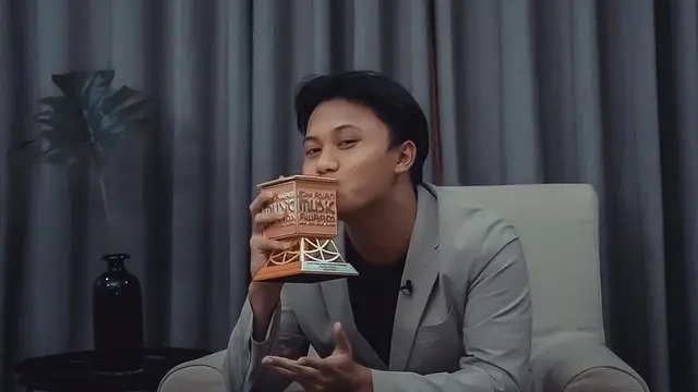 Rizky Febian raih piala MAMA 2020. (Instagram/ rizkyfbian, foto oleh Tri Wisnu Husdiyanto/ 3wisnu)