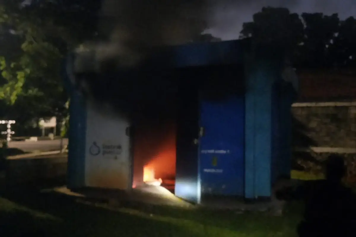 Gardu milik PLN di Jalan Lap Tembak, Cilandak Timur, Pasar Minggu, Jakarta Selatan, terbakar pada Sabtu (17/4/2021)