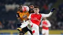 Pemain Arsenal, Gabriel Paulista, berebut bola dengan pemain Hull City, Moses Odubajo, dalam partai ulang putaran kelima Piala FA di Stadion KC, Hull City, Rabu (9/3/2016) dini hari WIB. (Action Images via Reuters/Carl Recine)