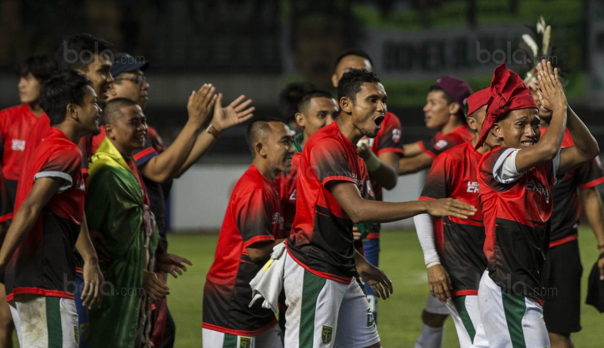 Karier bersinar Irfan Jaya bersama Persebaya membuat pemuda 21 tahun ini menjadi incaran klub-klub besar di Liga 1. (Bola.com/Vitalis Yogi Trisna)