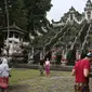 Sejumlah wisatawan mengunjungi Pelataran Agung Pura Lempuyang, Karangasem, Bali, Kamis (7/12). Erupsi Gunung Agung menyebabkan sejumlah destinasi wisata di kawasan Bali Timur mengalami penurunan jumlah wisatawan. (Liputan6.com/Immanuel Antonius)