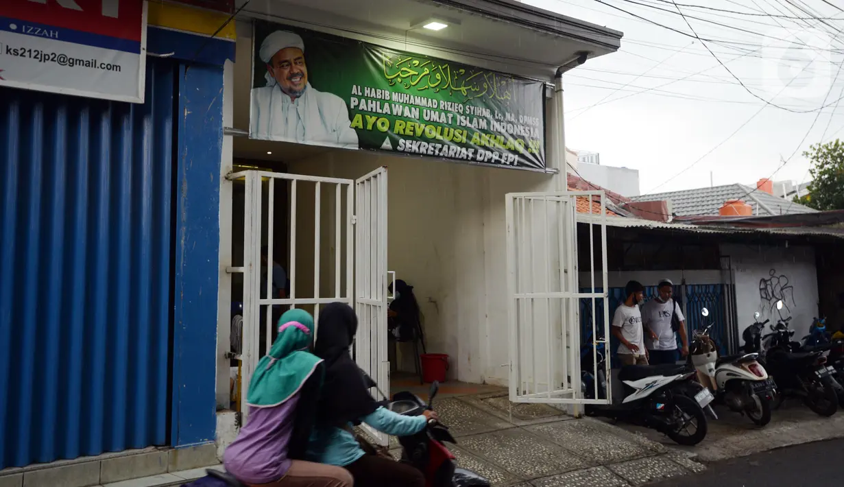 Pengendara sepeda motor melintas di Jalan Petamburan 3, Jakarta, Rabu (30/12/2020). Pemerintah memutuskan untuk menghentikan kegiatan dan membubarkan organisasi massa Front Pembela Islam (FPI). (merdeka.com/Imam Buhori)