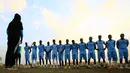 Salma al-Majidi melihat para pemain klub Al-Ahly Al-Gadaref selama sesi pelatihan di kota Gedaref, timur Khartoum (17/2). Salma diakui FIFA sebagai wanita Arab dan Sudan pertama yang melatih tim sepak bola pria Arab. (AFP Photo/Ashraf Shazly)