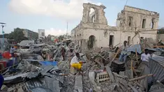 Warga berkumpul di bangunan yang hancur menyusul serangan bom mobil kembar di Ibu Kota Mogadishu, Somalia, Sabtu (24/2). Dua ledakan bom mobil mengguncang Mogadishu pada Jumat, 23 Februari 2018 malam. (AP Photo/Farah Abdi Warsameh)