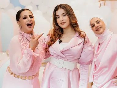 Di momen ulang tahun Lily buah hati Tasya Farasya, Tasyi tidak tampak hadir dalam acara tersebut. Terlihat dalam unggahannya, selebgram 30 tahun ini hanya berfoto bersama kakak perempuannya yang bernama Selvi Salavia, dan sang ibunda. Ketiganya kompak dengan balutan busana warna pink. (Liputan6.com/IG/@tasyafarasya)