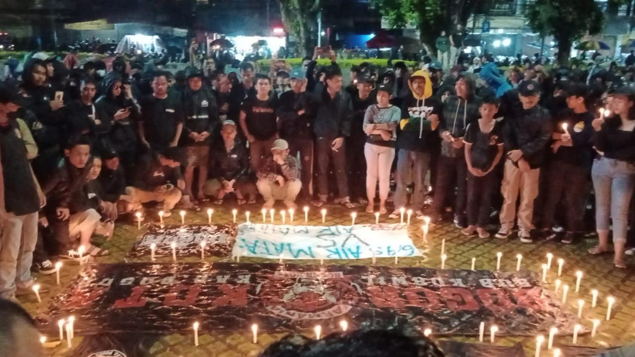 Ribuan suporter bola yang ada di Kota Bogor, Jawa Barat, menggelar doa bersama dengan menyalakan lilin solidaritas untuk Aremania dan Aremanita yang menjadi korban Tragedi Stadion Kanjuruhan, Malang, 1 Oktober 2022.