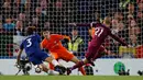 Pemain Manchester City, David Silva melakukan tendangan yang berhasil diblok oleh pemain Chelsea Marcos Alonso saat pertandingan Liga Inggris di Stamford Bridge, London (30/9). (AP Photo/Kirsty Wigglesworth)