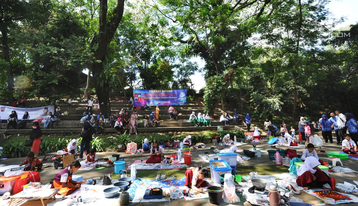 Antusiasme pelajar mengikuti lomba membatik tingkat SD di Lapangan Ekspresi, Sempur, Bogor, Kamis (2/5/2019). Kegiatan yang diikuti 18 peserta hasil seleksi dari tingkat kecamatan se-Kodya Bogor ini diadakan dalam rangka mewarisi kebudayaan lokal kepada generasi milenial. (merdeka.com/Arie Basuki)