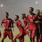 Para pemain Timnas Indonesia merayakan gol yang dicetak Hansamu Yama ke gawang Thailand pada laga final leg pertama Piala AFF 2016 di Stadion Pakansari, Jawa Barat, Rabu (14/12/2016). Indonesia menang 2-1 atas Thailand. (Bola.com/Peksi Cahyo)