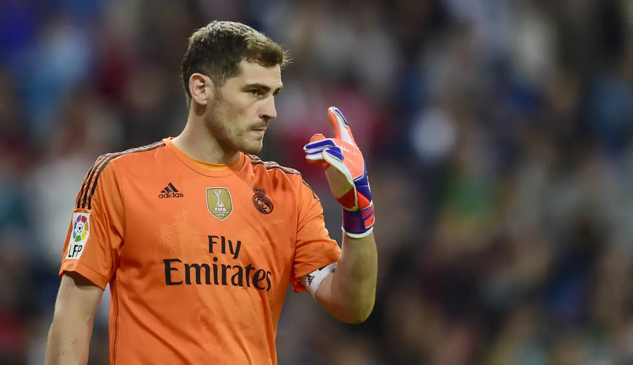 <p>Iker Casillas - Kiper legendaris Real Madrid dan Spanyol ini merupakan pemegang rekor clean sheets terbanyak abad ke-21 dengan total sebanyak 439 kali. Berbagai penghargaan telah diraihnya, mulai dari Piala Dunia, Piala Eropa, Liga Champions hingga LaLiga. (Foto: AFP/Pierre-Philippe Marcou)</p>