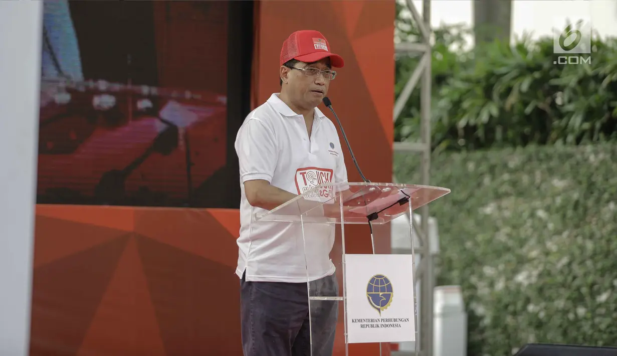 Menhub Budi Karya menyampaikan sambutan saat peluncuran Spionam, E-Ticketing, dan E-Tilang di Jakarta, Minggu (4/3). Layanan tersebut untuk memudahkan masyarakat mengurus administrasi dari satu tempat ke tempat. (Liputan6.com/Faizal Fanani)