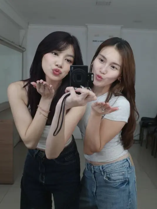 Keduanya pun tampil dengan riasan flawless. Rambut panjang keduanya dibiarkan terurai.  [@ayutingting92]