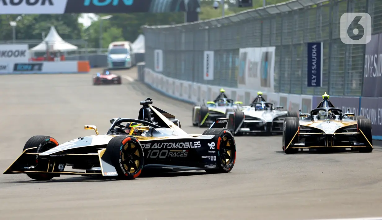 Pembalap DS Penske, Stoffel Vandoorne, saat beraksi pada sesi kualifikasi balapan Formula E 2023 di Jakarta International e-Prix Circuit, Sabtu (3/6/2023). (Bola.com/M Iqbal Ichsan)