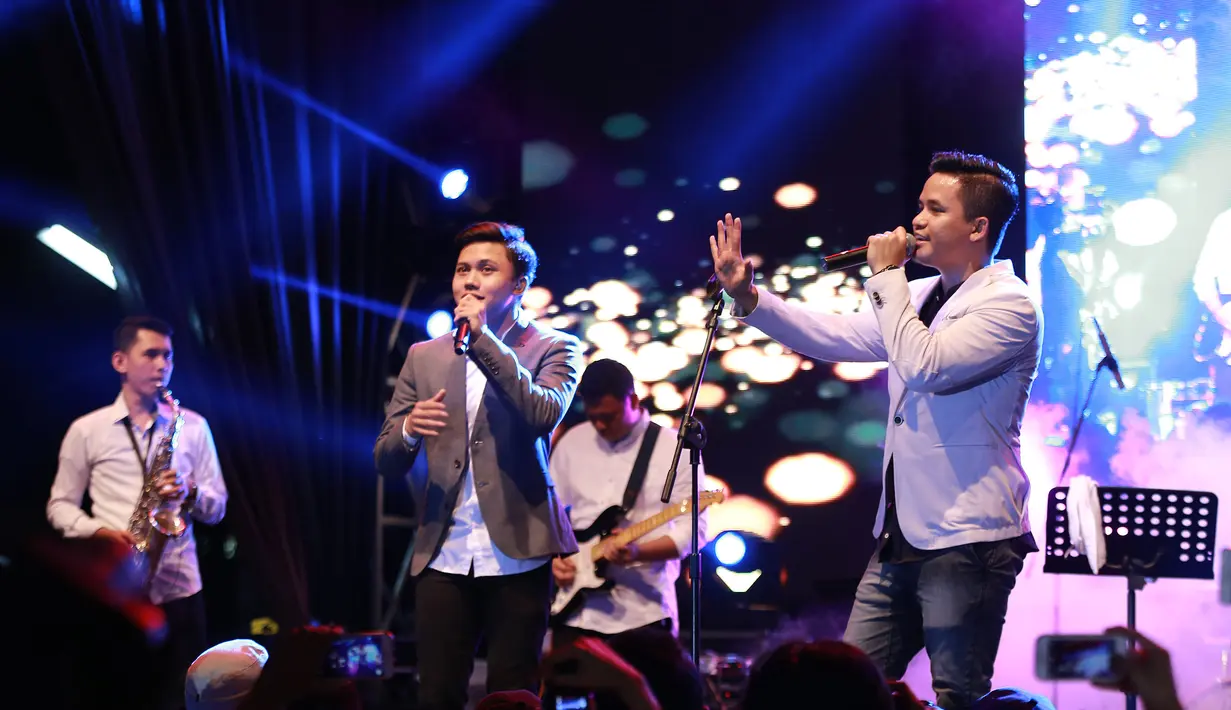 Tepuk tangan dan teriakan dari para penonton pecah ketika Rizky diajak duet oleh Barsena di atas panggung. Lagu Tombo Ati yang dipopulerkan oleh Opick diaransemen menjadi jazz dibawakan oleh keduanya. (Galih W. Satria/Bintang.com)