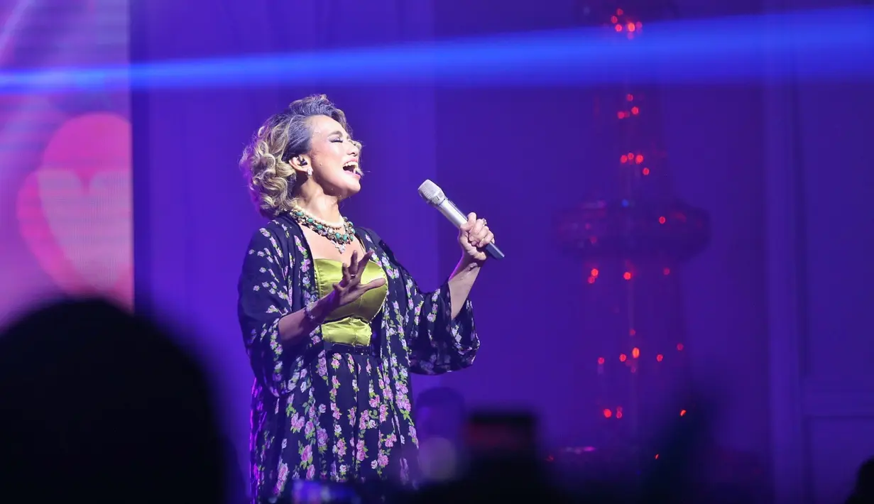 Setelah sebelumnya sukses kolaborasi dengan penyanyi muda Yura Yunita dan penyanyi senior Andre Hehanusa, Reza kembali tampil saat konser akan berakhir. (Nurwahyunan/Bintang.com)