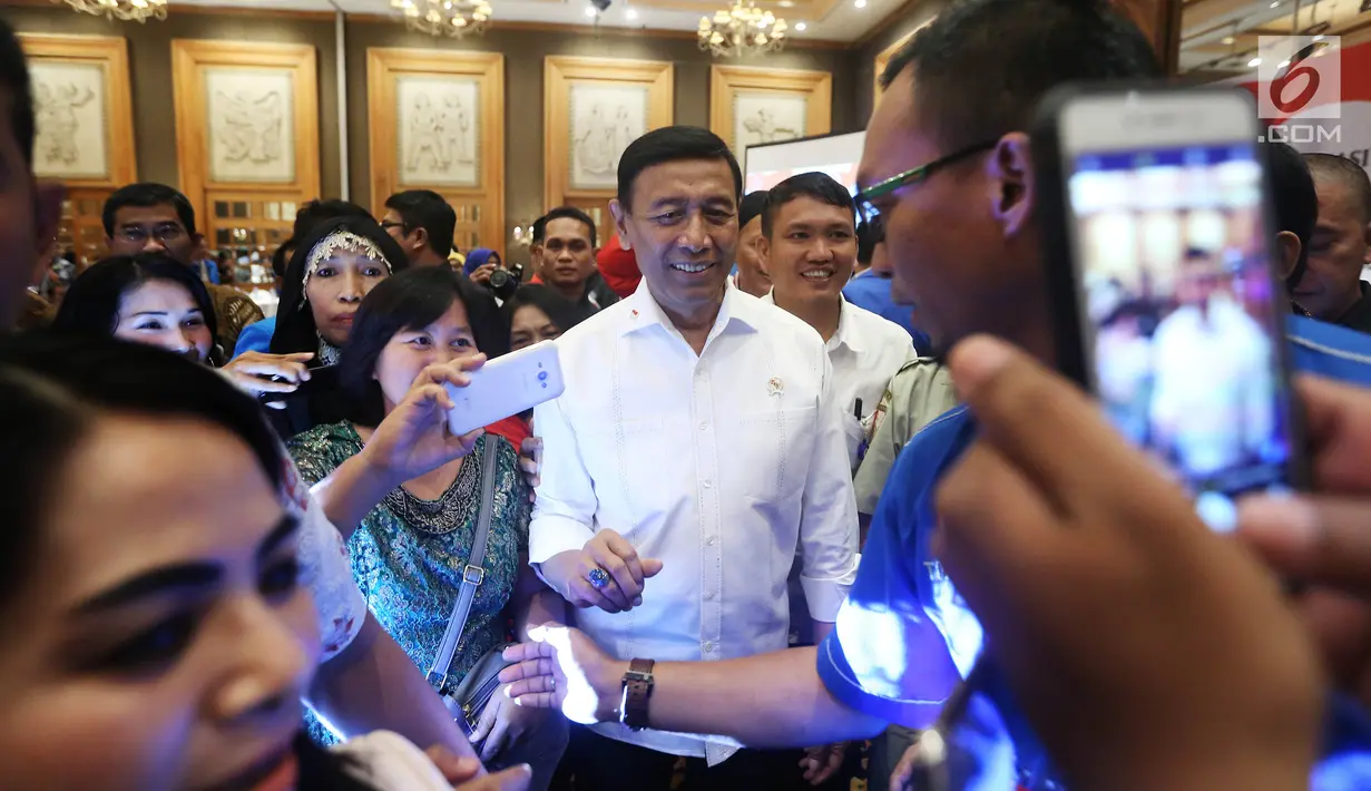 Menko Polhukam, Wiranto menghadiri acara Simposium Nasional Pemuda Indonesia, Jakarta, Rabu (30/8). Acara tersebut mengambil tema "Peran strategis Pemuda Indonesia dalam penguatan Pancasila sebagai Bangsa dan Bela Negara". (Liputan6.com/Johan Tallo)