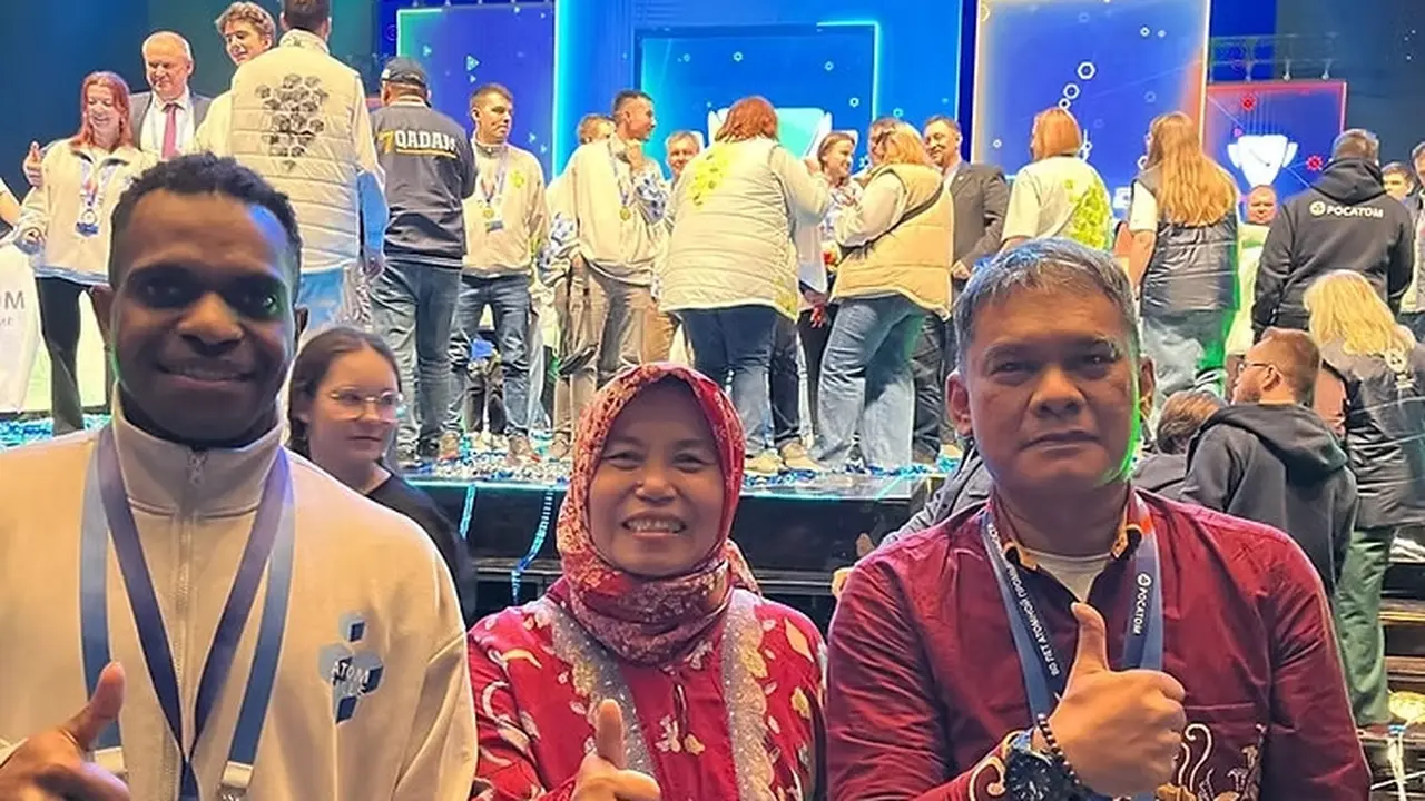 Jamie Gobai, mahasiswa asal Papua sekaligus anggota IMAPA Rusia, bersama mentor Irwan Mustajab, dalam kompetisi AtomSkills 2025 di Yekaterinburg. (Dokumentesi imaparubel.com)