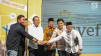 Wakil Ketua Dewan Masjid Indonesia  Syafrudin (ketiga kiri) meresmikan tempat nongkrong Isyef Point di Masjid Cut Meutia, Jakarta, Selasa (20/11). Isyef Point akan menjadi pusat pemberdayaan ekonomi pemuda dan remaja Masjid. (Liputan6.com/Faizal Fanani)