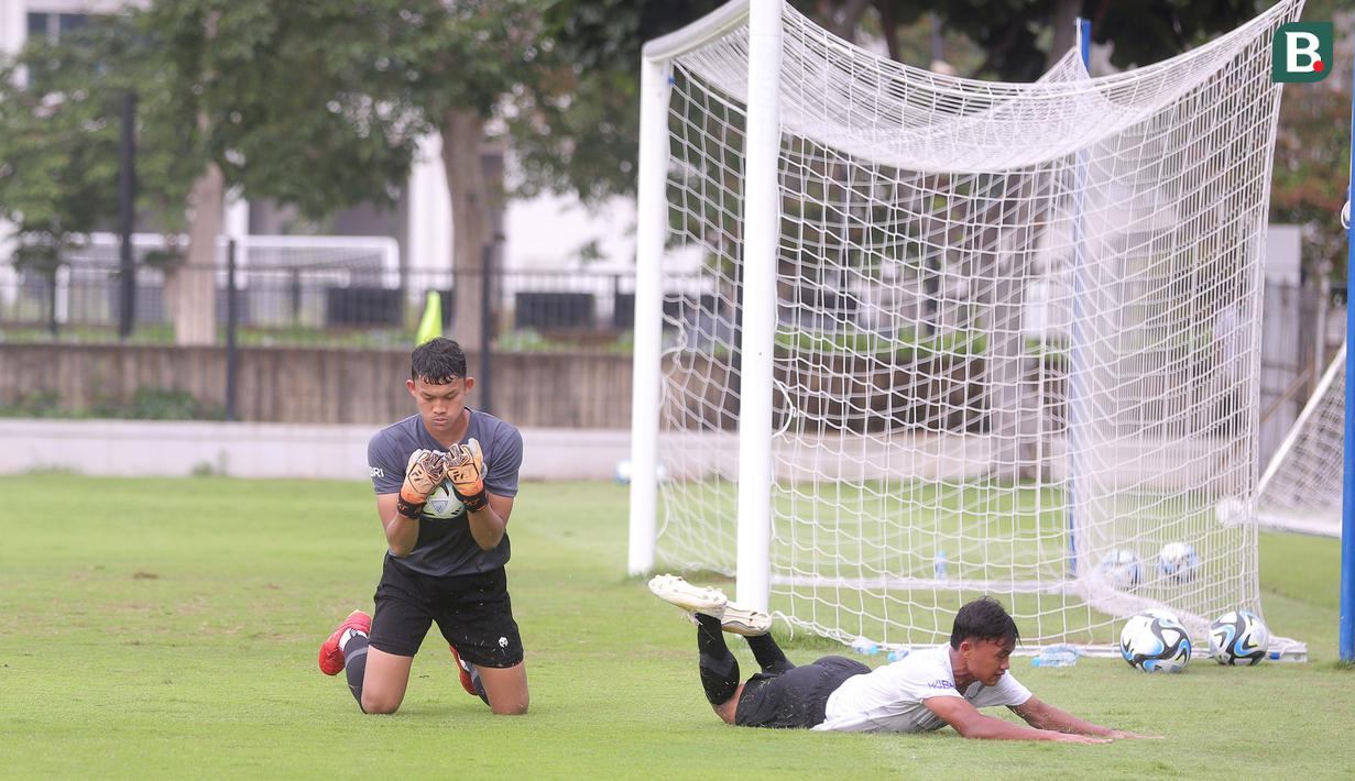 Kiper Timnas Indonesia U-20, Ikram Algiffari, menangkap bola saat melakukan latihan di Lapangan A Senayan, Jakarta, Kamis (4/1/2023). Pada sesi latihan kali ini diisi sebanyak 34 pemain. (Bola.com/M Iqbal Ichsan)